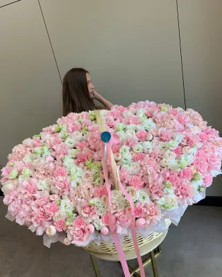 Гигантская корзина розовых роз