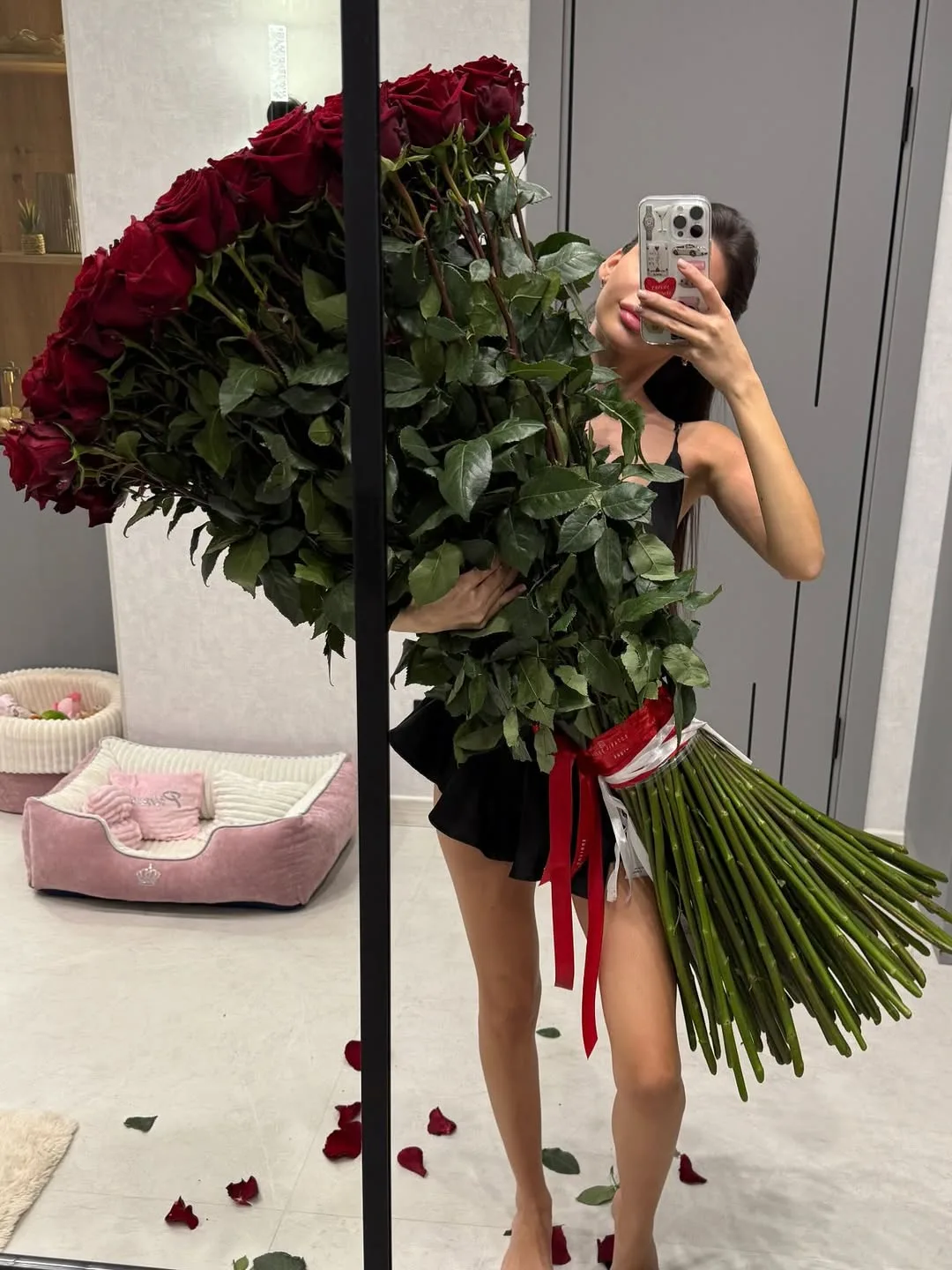 זר ענק של ורדים אדומים בגבעול ארוך