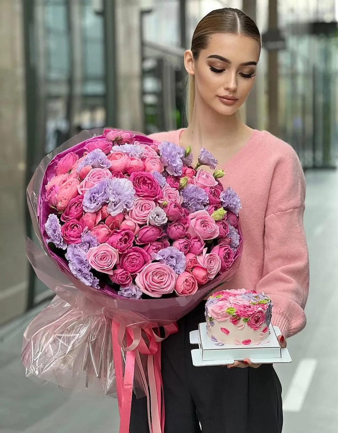 ვარდისფერი ვარდების თაიგული და ტორტი
