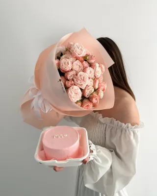 Розовые кустовые розы и бенто-торт