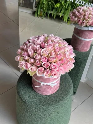Розовые розы в бархатной коробке