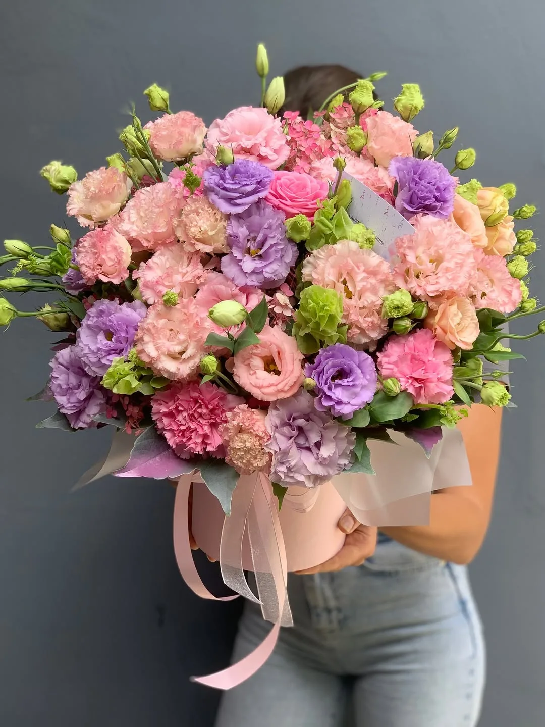 Pembe Kutuda Lisianthus ve Karanfil
