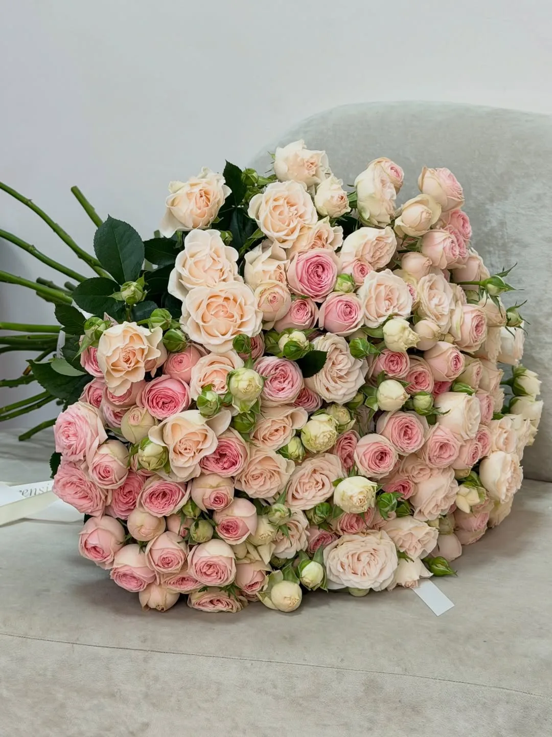 Букет кремовых кустовых роз