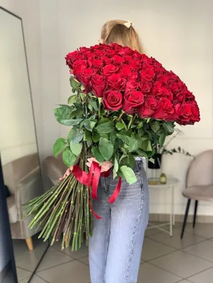 51 красная роза на длинном стебле