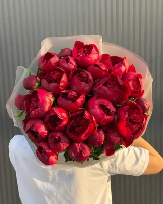 Букет красных пионов