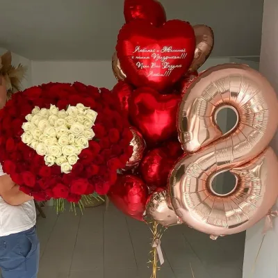 Шар-цифра и букет роз в форме сердца