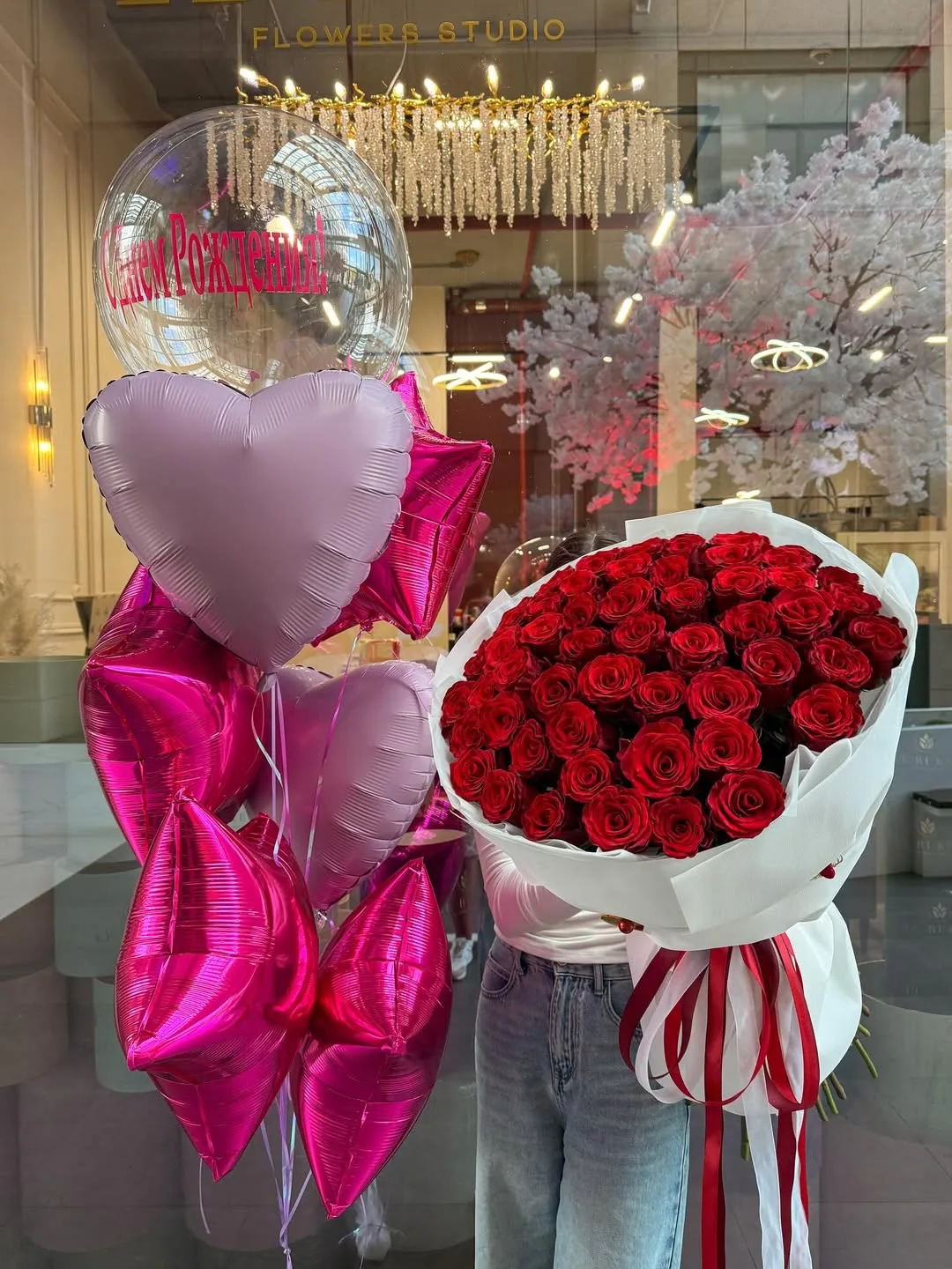 Lila-Fuşya Balonlar ve Kırmızı Gül Buketi