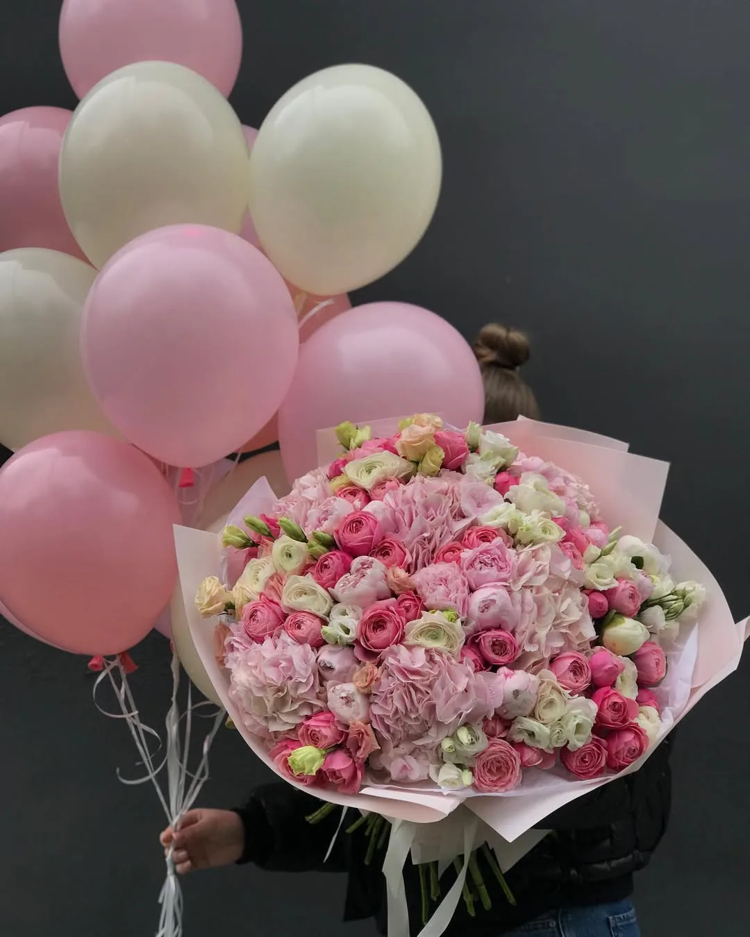 Pembe Balonlar ve Çiçek Buketi