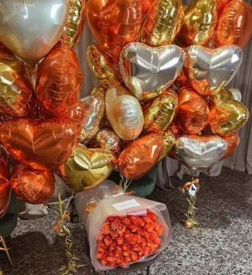Набор: оранжевый шар и розы
