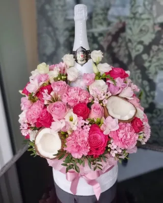 קופסת פרחים ושמפניה