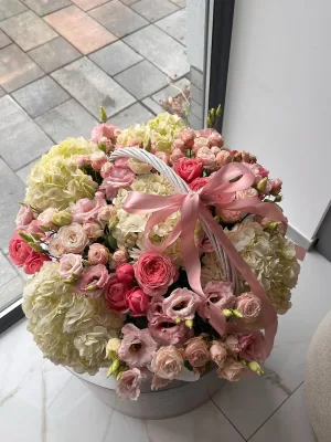 Корзина с кремовой гортензией и розами