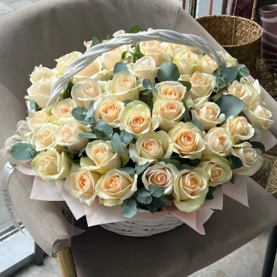 Корзина кремовых роз