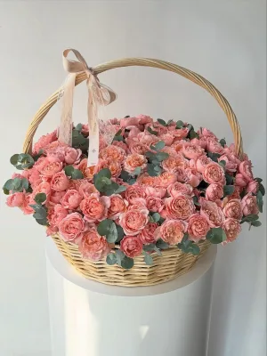 Корзина персиковых кустовых роз