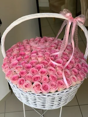 Розовые розы в белой корзине