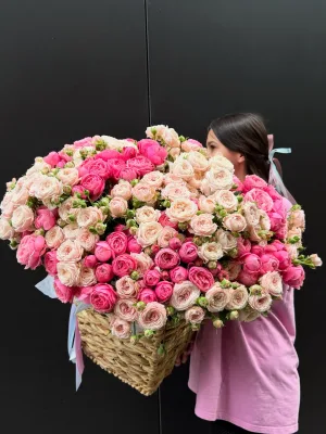 Корзина розовых и кремовых кустовых роз