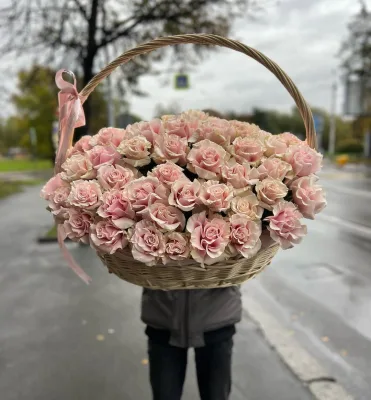 Корзина кремовых и розовых роз