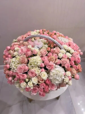Корзина розовых и белых кустовых роз