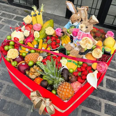 Fruit Set in a Heart Box