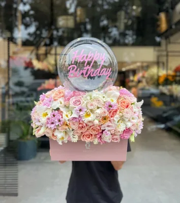 Коробка с цветами и Bobo Happy Birthday