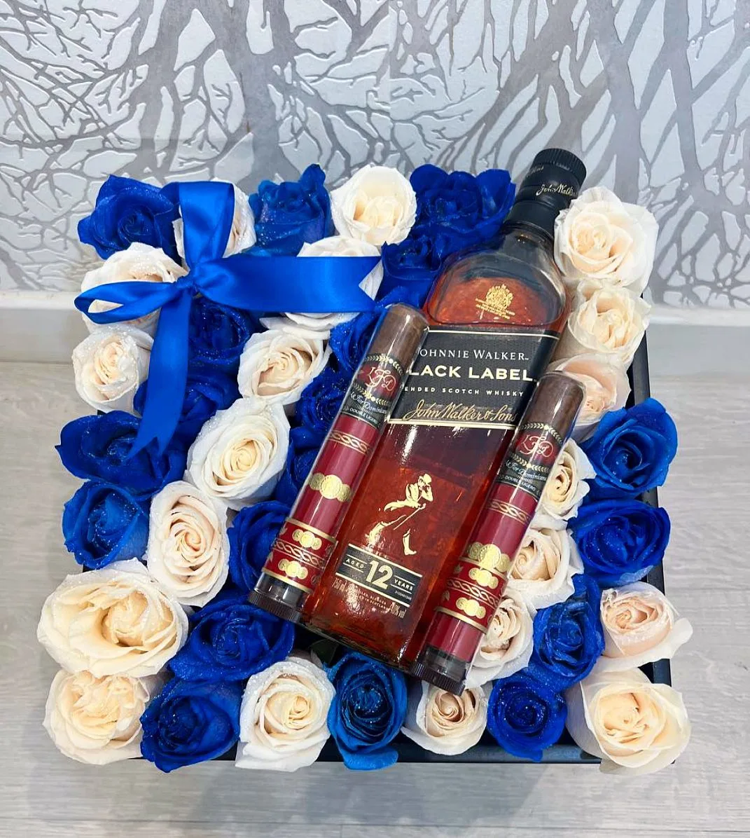 ვისკის ყუთი ლურჯი და თეთრი ვარდებით