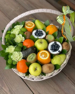סלסלת פירות עם אבוקדו