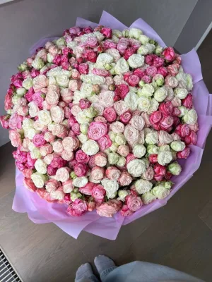 Букет розовых и белых кустовых роз