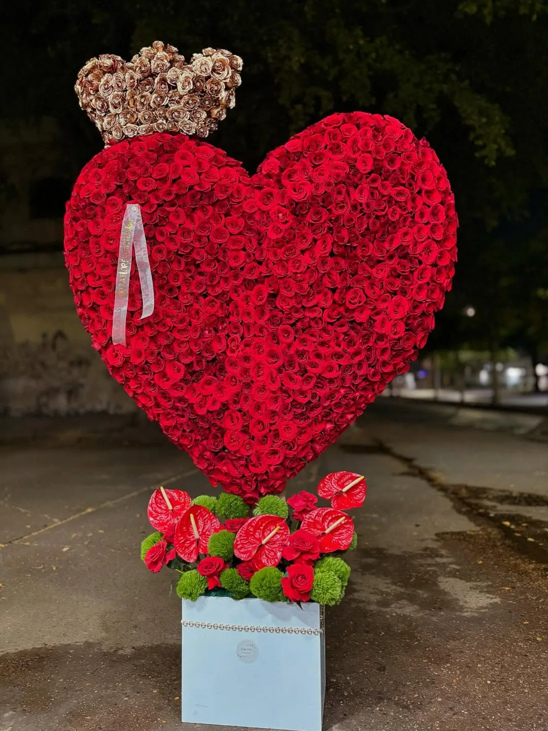 გულის ფორმის წითელი ვარდების სადგამი