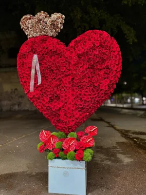 Стойка из красных роз в форме сердца